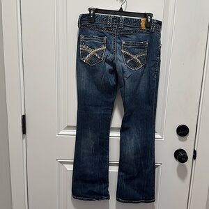Maurice’s size 4. Low rise, bootcut. Decorative stitching. Good condition.